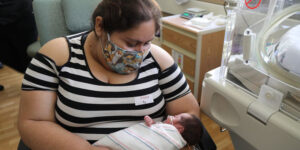 Los médicos salvan a una madre embarazada a punto de morir de COVID-19 y a su bebé prematura