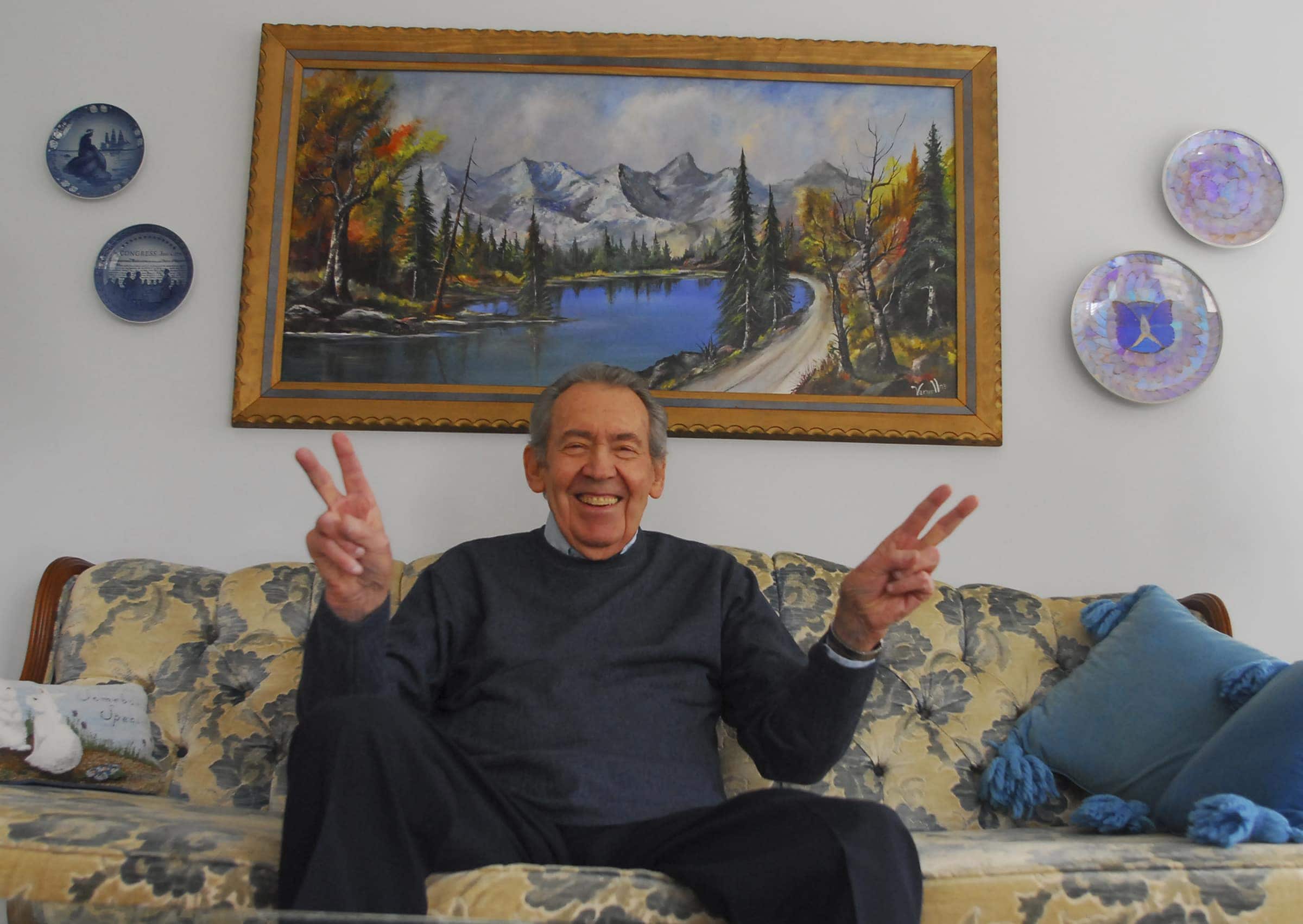 George H. Akers, whose resemblance to President Richard Nixon once got him waved into Camp David, flashes the "V for Victory" sign in 2009. Akers passed to his rest at the age of 90. (Courtesy Chattanooga Times Free Press)