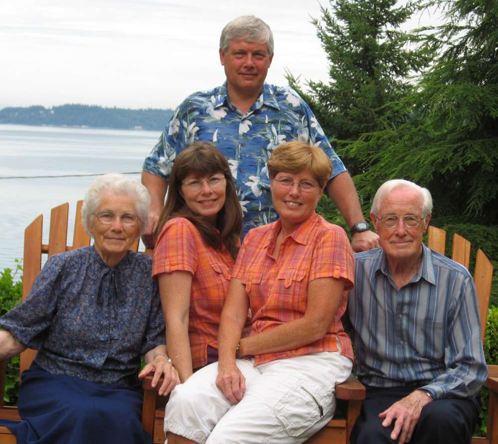 Thomas Davis, right, with his wife, Margaret and their three children, Arlen Davis; Cheryl Dunn, second right; and Lorna Dreher, in 2007.