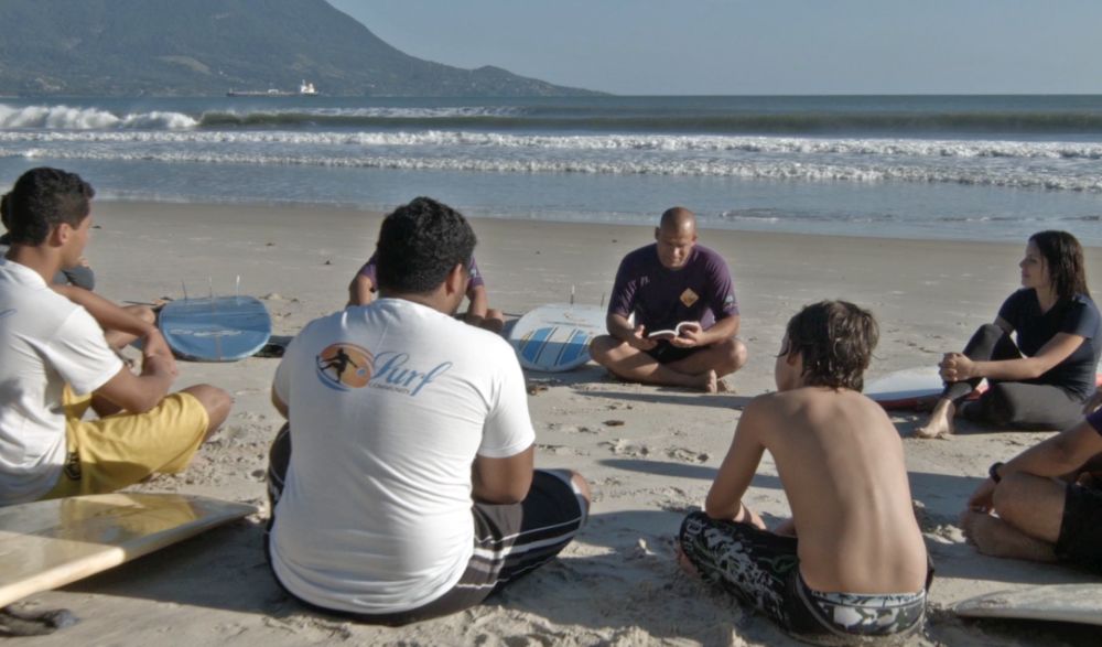 Vinícius Metzker begins each surfing class with worship. (Adventist Mission)