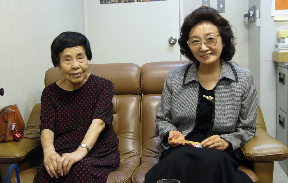 Mrs. Kino, left, and Mrs. Sako remembering the Aug. 6, 1945, atomic blast at Hiroshima in a 2005 interview. (Victor Hulbert)