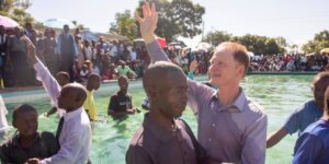 650 New ‘Fishers of Men’ Baptized at It Is Written Meetings in Zimbabwe