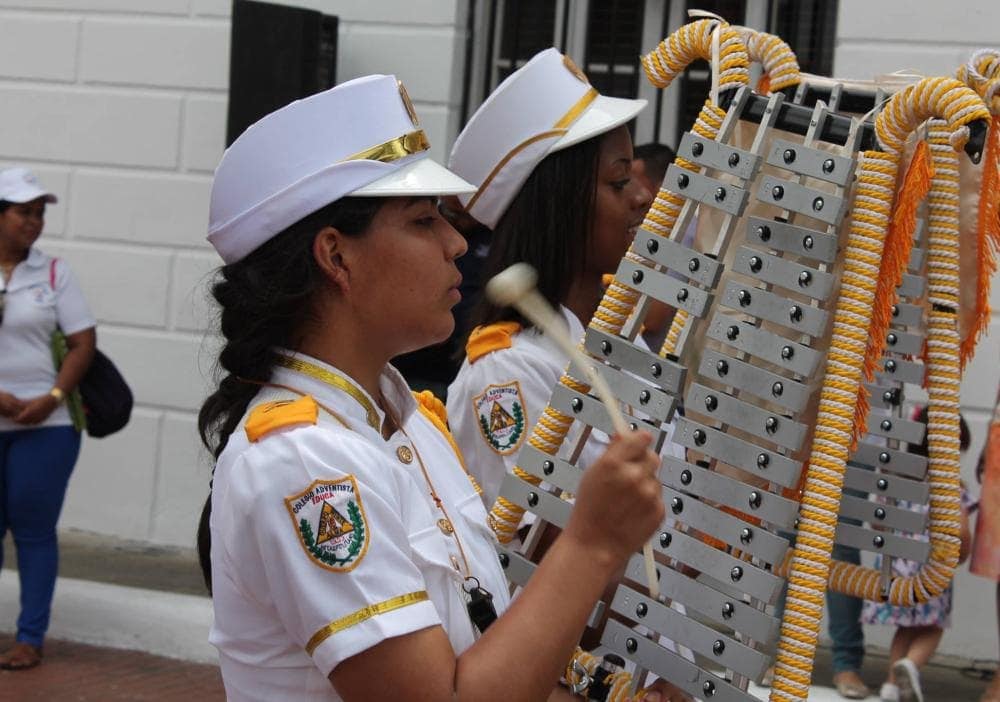 Students from the Metropolitan Adventist School playing during the march in front of the National Palace during Panama’s 112th anniversary celebration. (Angel Famiglieti / IAD)
