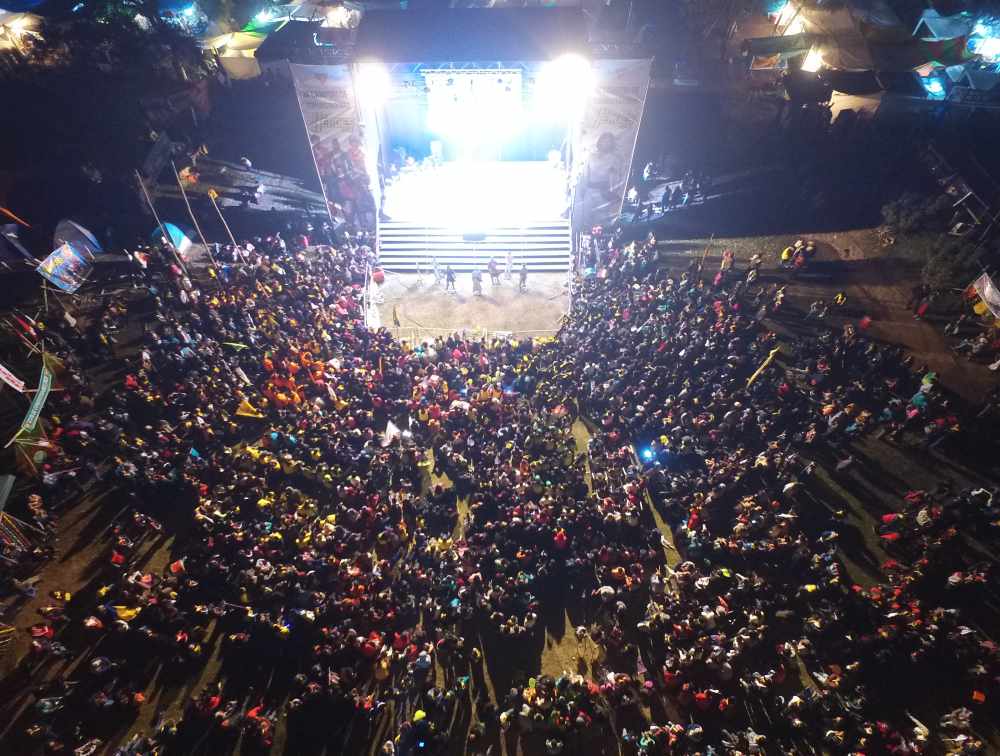 Nearly 6,000 Pathfinders gathering for an evening presentation by Sósthenes Andrade, youth leader of the Adventist Church in Paraguay. (SAD)