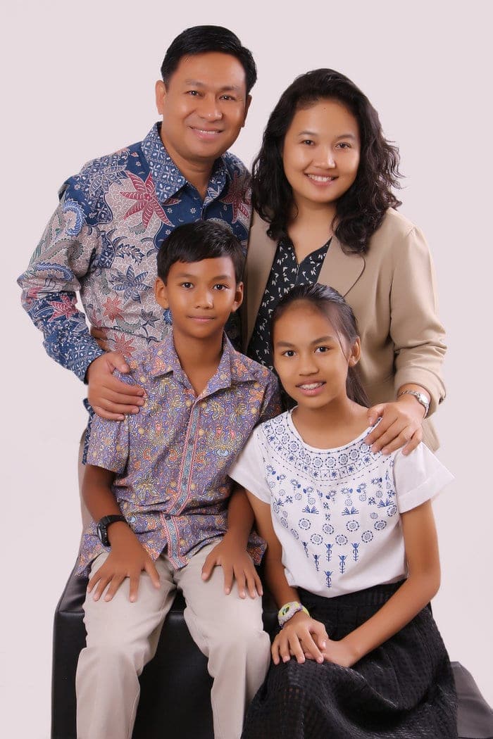 Saw Samuel with his wife, Orathai Chureson, and their children, Amanda, 12, and Sorawin, 10. (SSD)