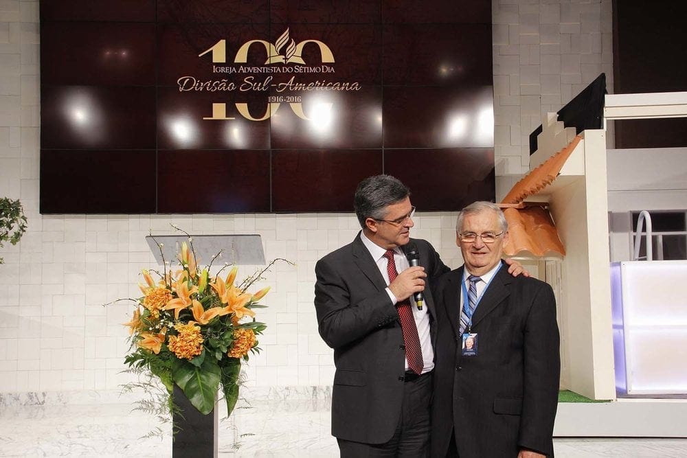 Erton Köhler, left, president of the South American Division, thanking former division president João Wolff for his service.