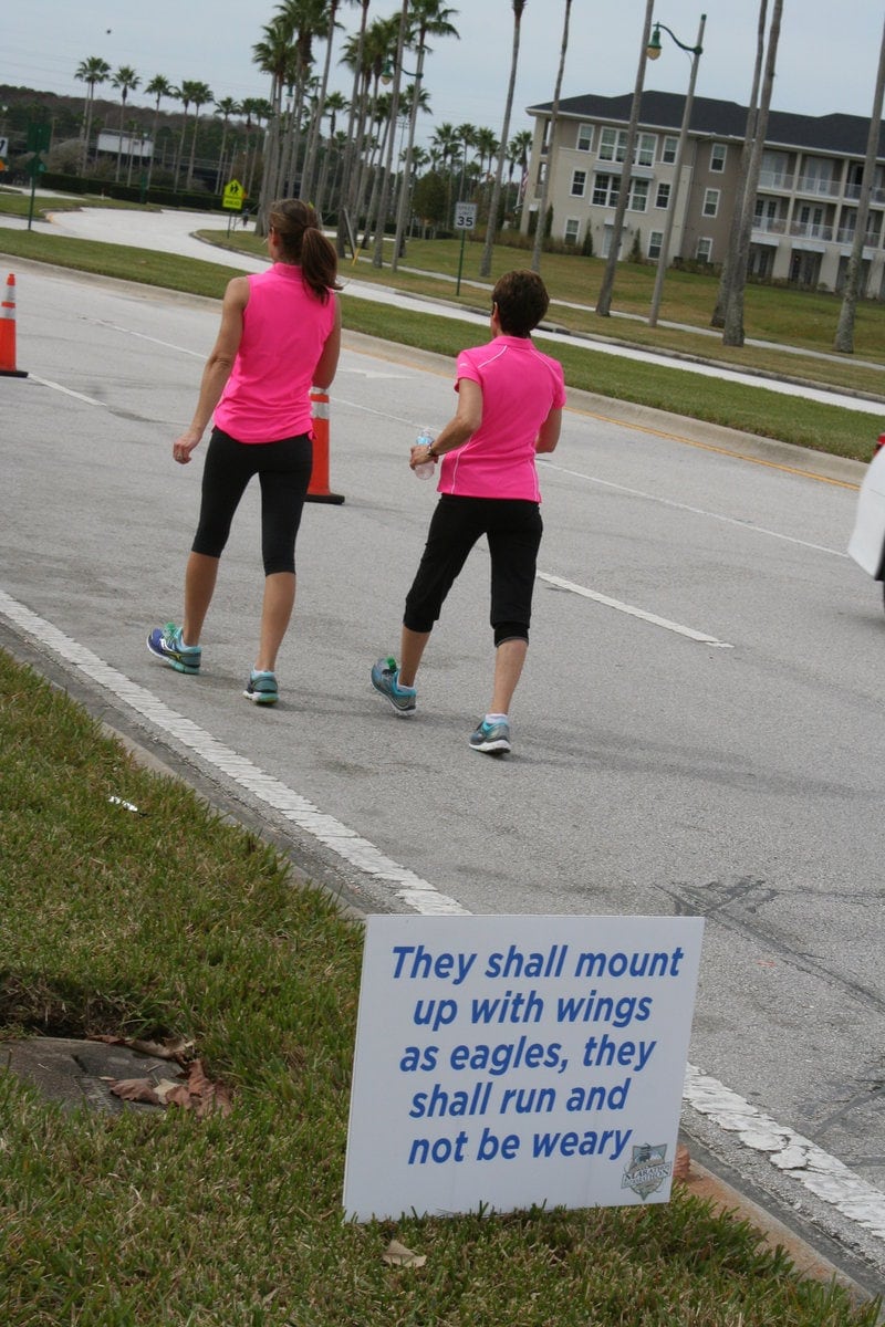 Teenie Finley and her daughter passing an encouraging passage from Isaiah 40:31 as they run the marathon in Celebration, Florida, on Jan. 31. (Sandra Doran)