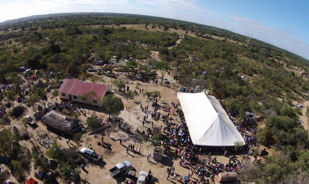 People worshipping at a newly built church, left, in Darby, Zimbabwe, in May 2015. (SID)