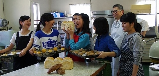 Hiroshima Saniku Gakuin students baking bread during a class. (NSD)