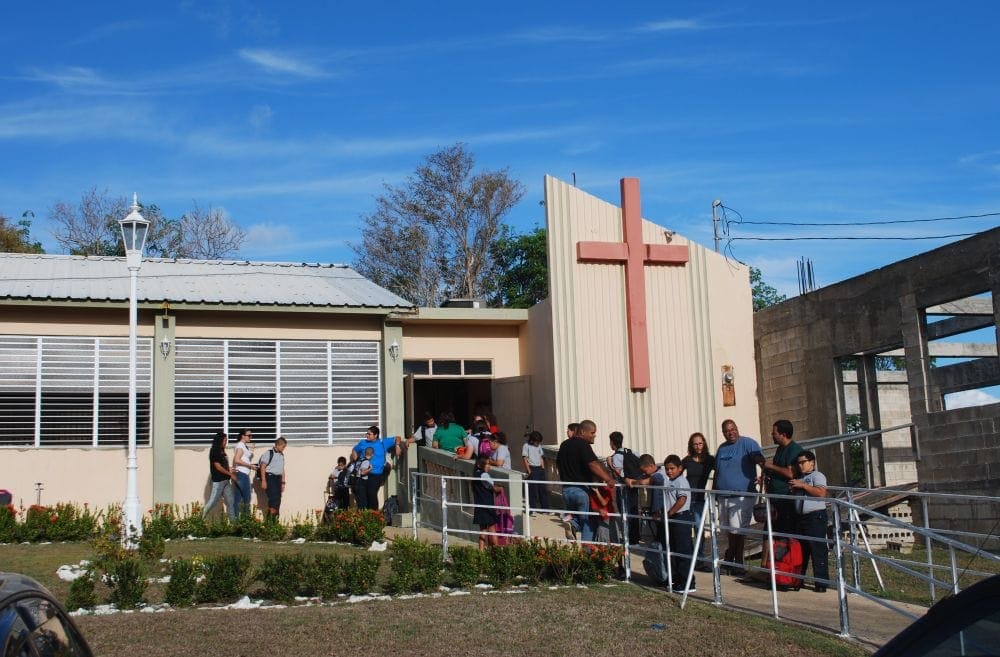 Students heading for classes at Vieques Adventist Academy. (David Sebastian / IAD)