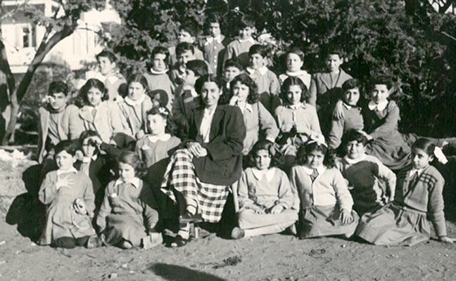 Aida Ghazal Farah and her class in the 1940s [Courtesy of Raja Farah]