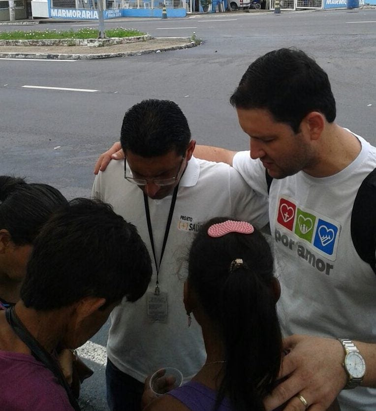 Adventist volunteers pray with prisoners' relatives at the forensic medicine office in Manaus, Brazil. [ASN photo]