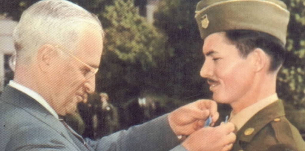Desmond Doss receiving the Medal of Honor from President Harry Truman. Photo: U.S. federal government / Wikicommons