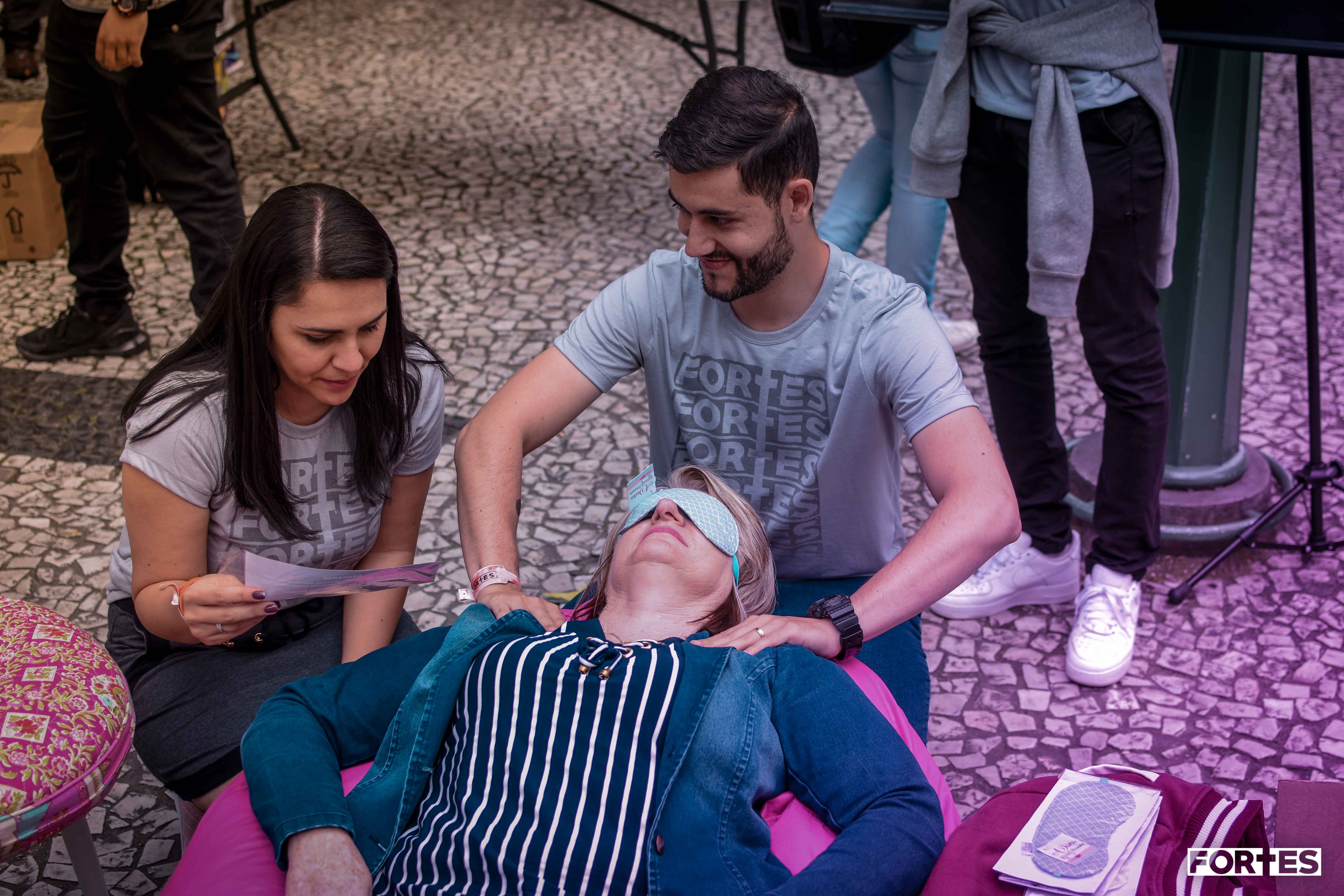 Adventist young people hosted a variety of health stations during the Faith and Life Mega-Fair in downtown Curitiba, Paraná, Brazil, on November 17, 2018. Passers-by who chose to take a break and rest in one of the reclining couches specially set up for the initiative were also offered a free massage. [Photo: South American Division News]