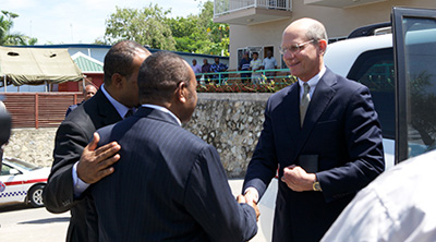 Pastor Wilson meets PNG opposition leader Belden Namah.[Photo: SPD, Record]