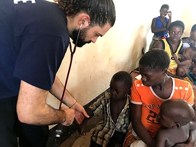 Dr. Thomas works with a patient at Malamulo Hospital in Malawi, Africa.