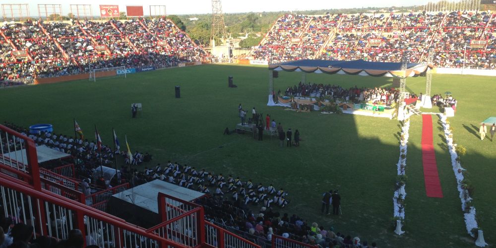 About 50,000 people listening to Wilson speak in Bulawayo at the end of evangelistic meetings in Zimbabwe in May 2015. Some 30,000 were baptized across the country. (Andrew McChesney / AR)