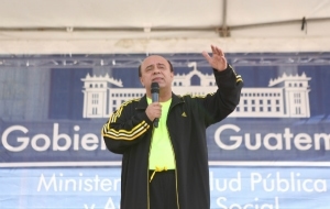 Guatemala’s Minister of Health Dr. Jorge Villavicencio thanks the Adventist Church and its thousands of young people gathered at the National Palace of Culture for joining in promoting “I Want to Live Healthy” initiative, July 31, 2014. 