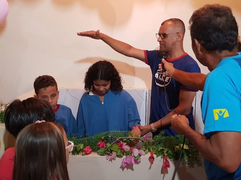 In addition to community outreach initiatives, Caleb Mission volunteers helped residents to understand the Bible. According to church leaders, many have shown interest in learning more, and several have already asked to be baptized. [Photo: South American Division News]