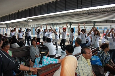 Youth from Hat Yai Adventist Church in Thailand sing to the waiting passengers at a local train station during Global Youth Day on March 15. [Photos: Hat Yai Adventist Church]