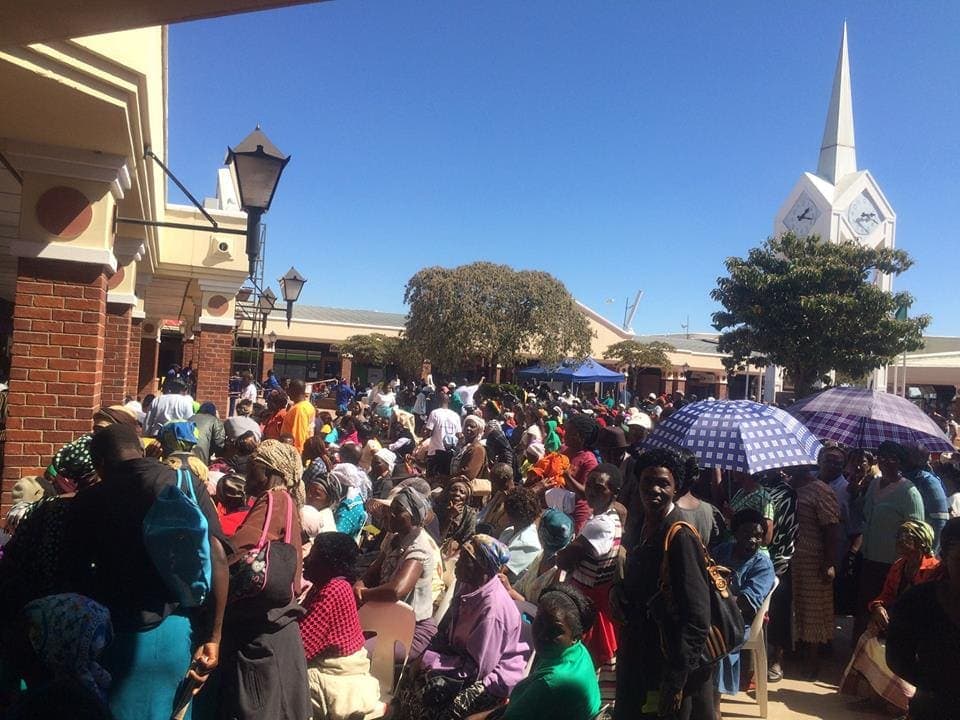 Hundreds of people lining up for Adventist-organized free healthcare in Chitungwiza. (Joanne Ratsara / Facebook)