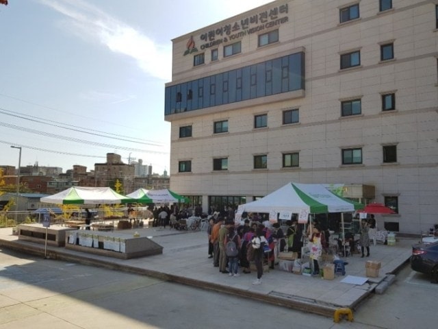 The Children and Youth Vision Center of the Korean Union Conference hosted a charity sale focused on baby and child nutrition outside its center building in Seoul, Korea, on October 25, 2018. [Photo: Northern Asia-Pacific Division News]