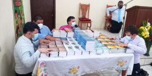 In El Salvador, Members Donate Thousands of Books for Inmates of Two Prisons