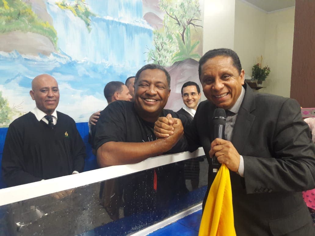 Jorge Mota greets South American evangelist Luís Gonçalves at his baptism. “Have you ever felt that you are captive but then managed to become free? That’s how I feel,” Mota said. [Photo: South American Division News]