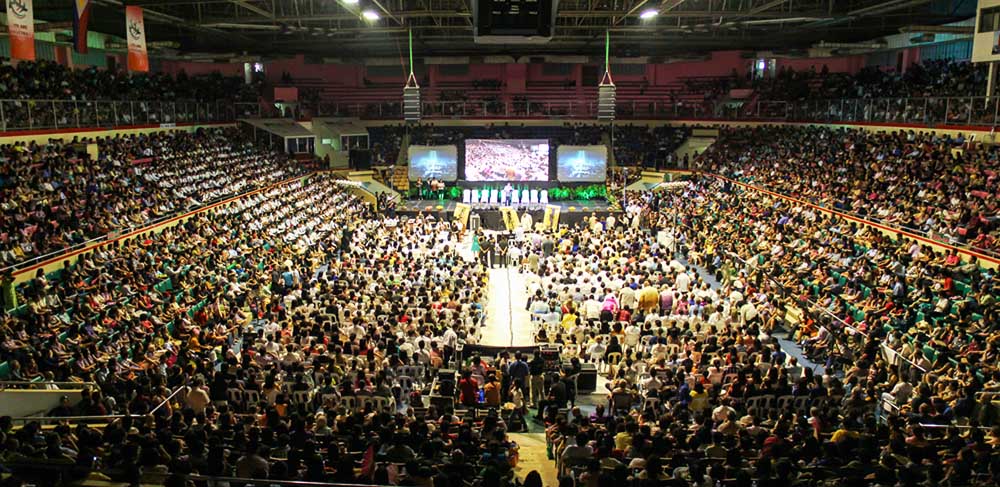  Some 13,000 people attending the "Revelation of Hope" series at the Cuneta Astrodome in Manila on May 17, 2014. Photo: Courtesy of Rudolph Albert Eser Masinas 