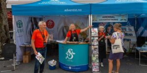 Norwegian Adventists Engage With Public, Meet Politicians at Street Fair
