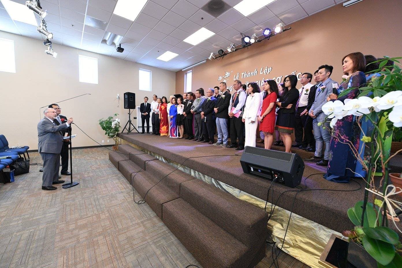 John H. Cress leads the charge for the first class of the El Monte Vietnamese School of Evangelism on Sept. 2. [Photo: Hien B. Tran, North American Division News]