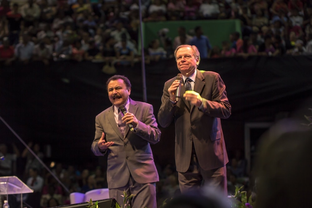 Finley and his interpreter, General Conference vice president Amando Miranda, sharing Jesus. Photo: Yamell Mateo