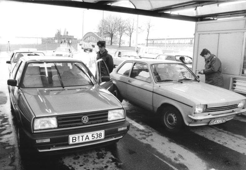 East German border guards checking cars in 1989, a scene similar to what Delmer Holbrook experienced when he flubbed his German. Photo: German Federal Archive / Wikicommons