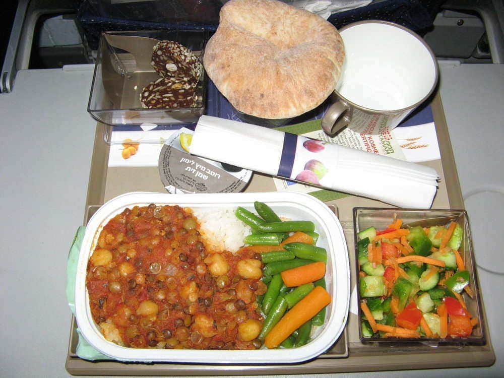 A vegan meal served on an El Al airline flight from Tel Aviv to Toronto. (Liadmalone / Wikipedia Commons)