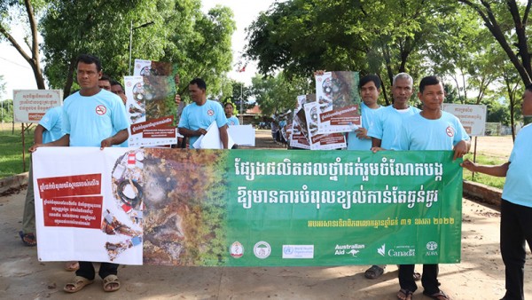 Participants carried banners of Tobacco smoke contribute to cause air pollution become worse 600x338 1