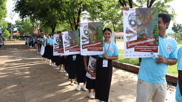 Participants held posters of Tobacco poisons our Environment 600x338 1