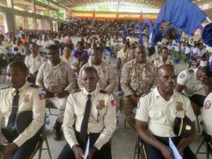 Adventist Youth Honor Police Officers in Haiti
