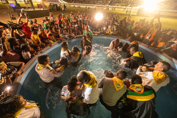 <strong>Pathfinders Flock to the Field for Baptism Commitment at Camporee</strong>