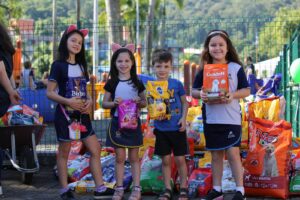 In Brazil, Adventist School Students Donate Pet Food to NGOs