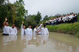 Adventists in Vietnam Celebrate Hundreds of Baptisms