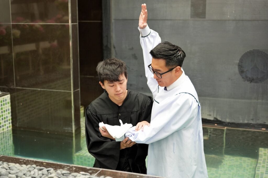 3 사진6 침례식. 권순범오른쪽 대만합회 청소년부장이 천쉔위 청년에게 침례를 베풀고 있다 1024x683 1
